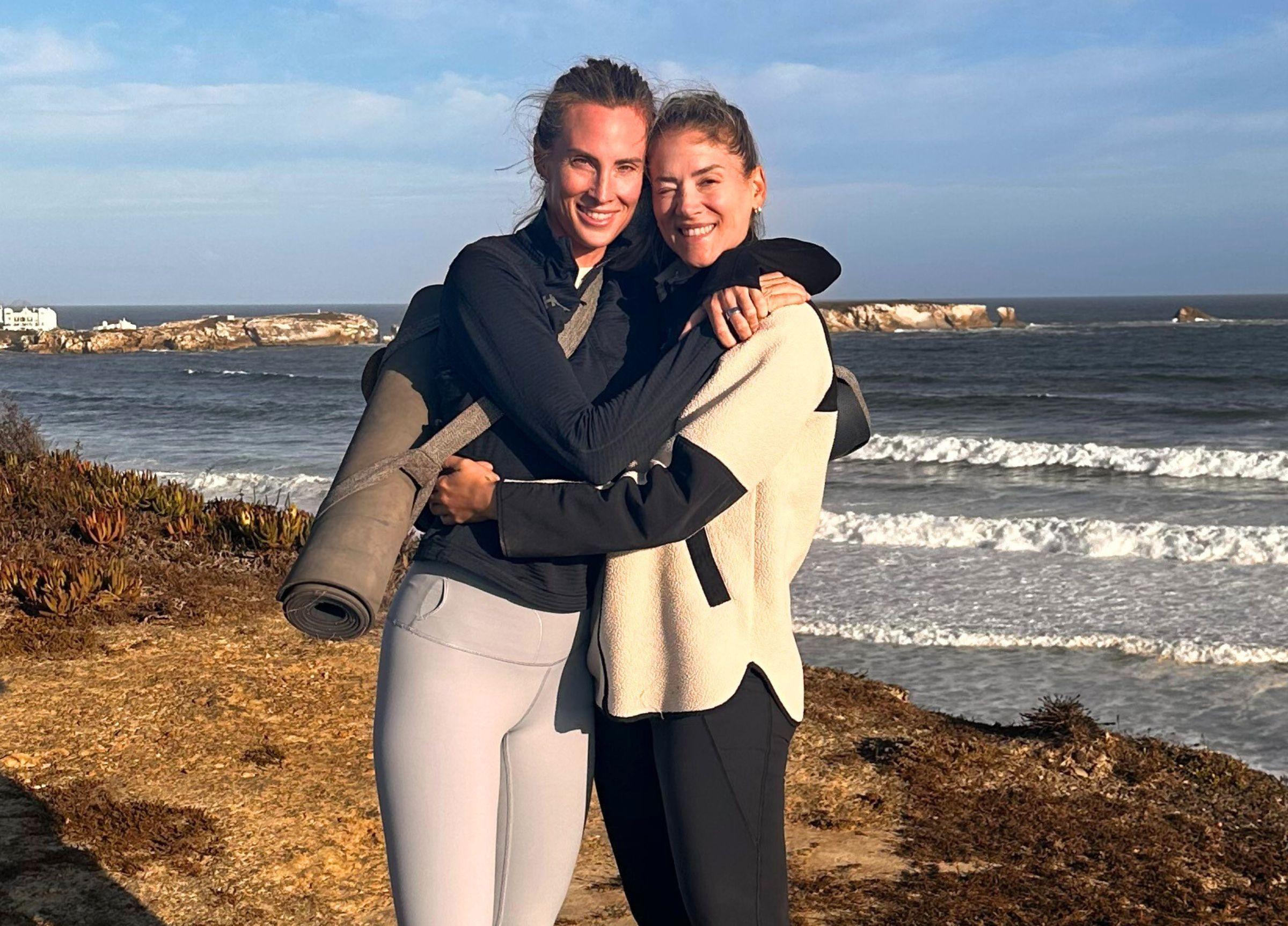 Ida Kjos och Andrea Myrander på klipporna i soluppgången efter ett yogapass. 